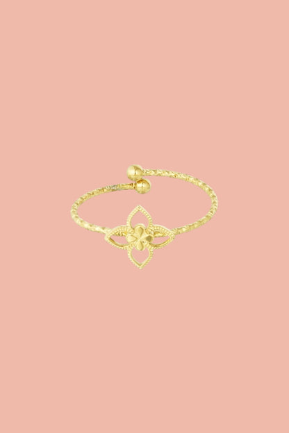 Stainless steel ring with a floral clover