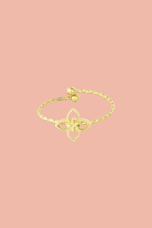 Stainless steel ring with a floral clover