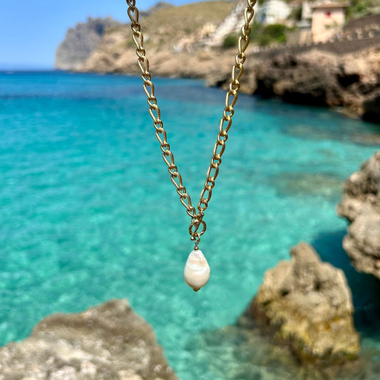 Perfect pearl necklace